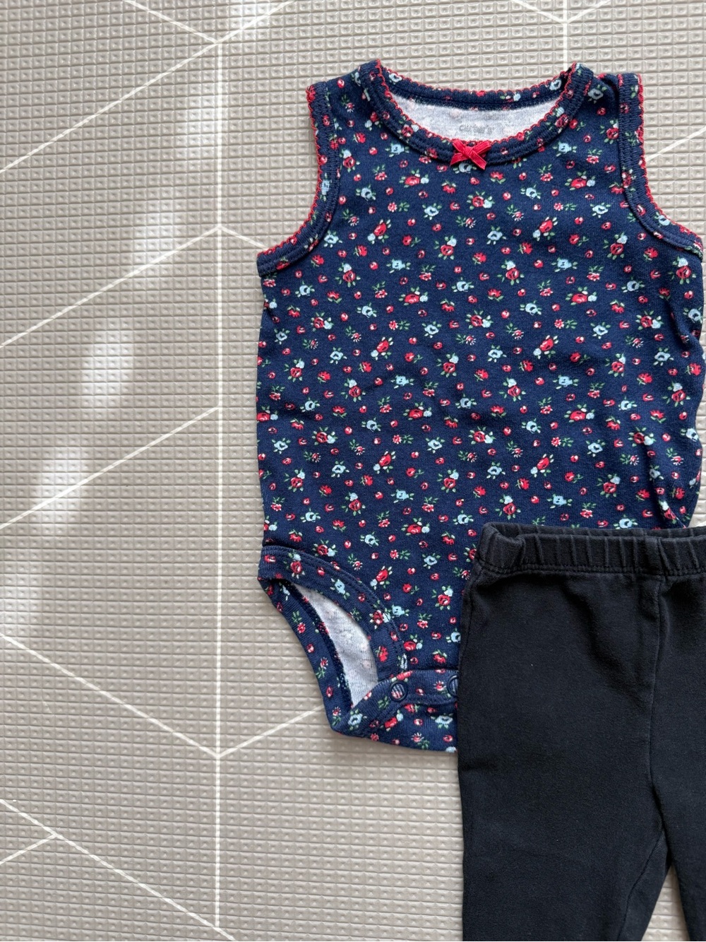 Carters|Baby girl set-Navy Ditsy Floral sleeveless Bodysuit & Black Leggings•••